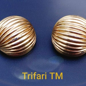 Trifari Vintage vergulde clip-on oorbellen. Gesigneerd TrifariTM. jaren negentig