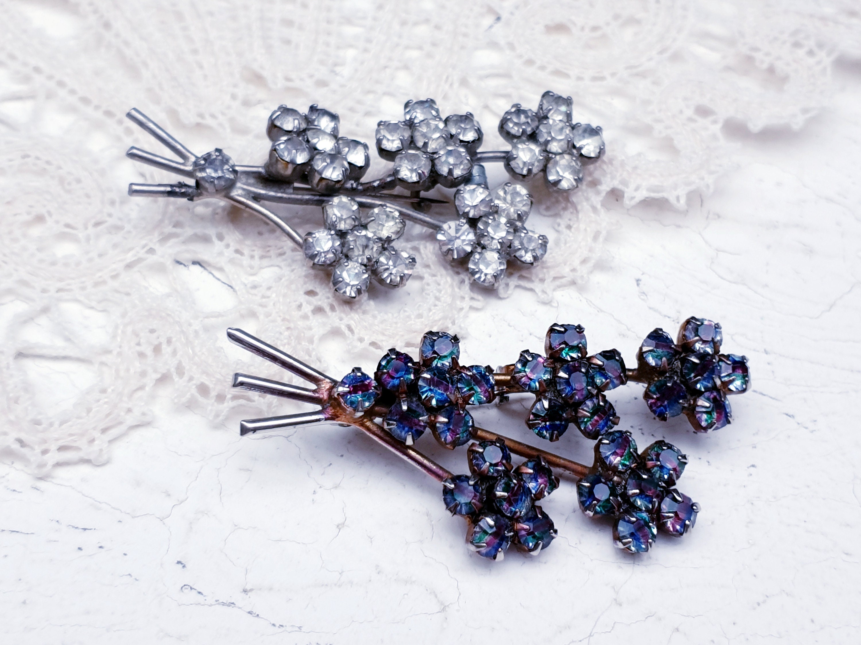 Broche Ancienne En Forme De Bouquet De Fleurs - Strass Irisés - Manque Un Strass - Bon état Général