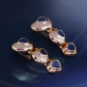 Hübsche Vintage Herz Form Baumeln Ohrclips im Goldton mit Marineblauer Emaille.
