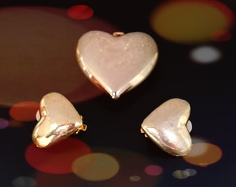 Precioso colgante de corazón vintage y aretes de clip a juego en metal dorado.