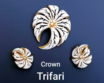 CROWN TRIFARI Vintage Demi Parure. Flower Brooch and Clip-on Earrings Set. Gold plated Trifanium, White Enamel.