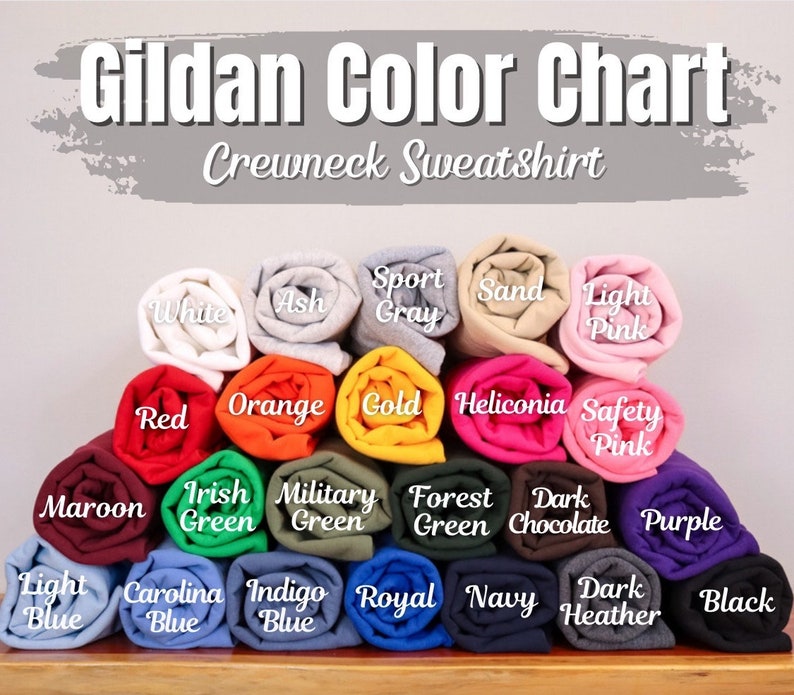 Op de afbeelding: Gildan Kleurenkaart voor Crewneck Sweatshirts. De kaart toont een verscheidenheid aan kleuren, waaronder wit, as, sport grijs, zand, licht roze, rood, oranje, goud, heliconia, veiligheids roze, donkerrood, Iers groen, militair groen, bos groen, donker chocolade, paars, lichtblauw, Carolina blauw, indigo blauw, koninklijk blauw, marine, donker grijs melange en zwart.
