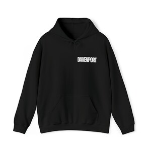 Op de afbeelding: Zwart hoodie met een wit "DAVENPORT" logo op de voorkant.