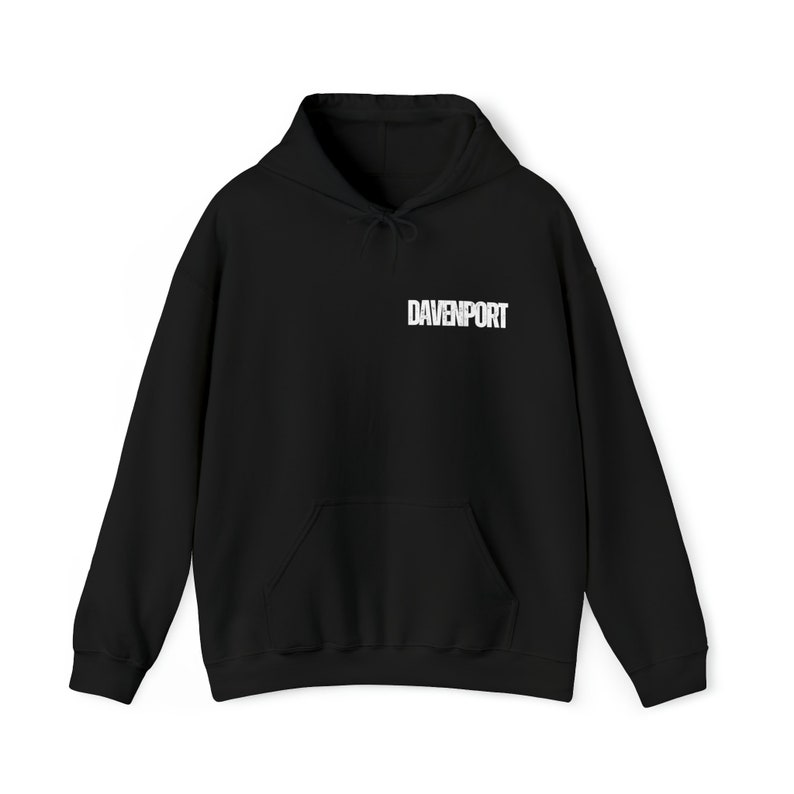 Op de afbeelding: Zwart hoodie met een wit "DAVENPORT" logo op de voorkant.