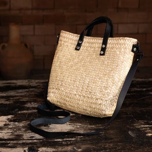 Formal style palm bag with leather handle, with detachable handles.