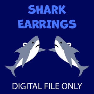 Może przedstawiać: Plik cyfrowy z parą kolczyków w kształcie rekina. Obraz przedstawia dwa kreskówkowe rekiny zwrócone do siebie, z tekstem "SHARK EARRINGS" nad nimi i "DIGITAL FILE ONLY" pod nimi. Tło jest ciemnoniebieskie.