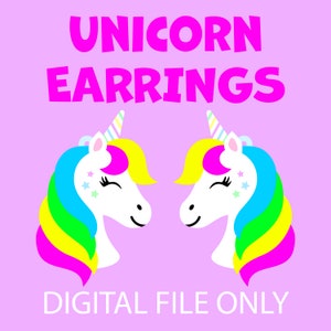 Puede incluir: Archivo digital solamente. Un par de pendientes de unicornio con crines de arcoíris y detalles en rosa, amarillo y azul. Los unicornios tienen los ojos cerrados y un cuerno rosa.