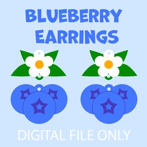 Könnte beinhalten: Digitaler Download für Blaubeer-Ohrringe. Die Ohrringe bestehen aus einem Cluster von drei blauen Blaubeeren mit einem weißen Stern in der Mitte, gekrönt von einer weißen Blume mit gelbem Zentrum und grünen Blättern.