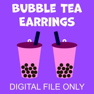 Könnte beinhalten: Ein Paar Bubble Tea Ohrringe, jeder Ohrring ist eine rosa Tasse mit einem schwarzen Strohhalm und schwarzen Boba-Perlen. Die Ohrringe befinden sich auf einem violetten Hintergrund mit dem Text "BUBBLE TEA EARRINGS" und "DIGITAL FILE ONLY".