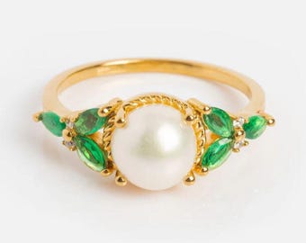 Vintage Inspired Pearl and Emerald Ring, 14K Gold Statement Ring