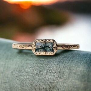 Anillo de compromiso de boda con ágata musgosa de talla baguette natural, estilo art déco, regalo de aniversario de ágata verde con corte baguette único, anillo delicado