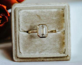 Anillo de compromiso de moissanita con corte esmeralda: halo oculto, plata 925