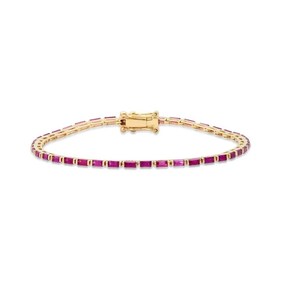 Pode incluir: Um bracelete de ouro com uma fila de pedras retangulares cor-de-rosa.