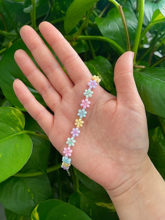 Flower Bracelet in Pastel Colours / Handmade Beaded Bracelet 