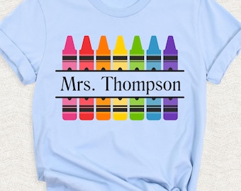 Camiseta con el nombre del profesor, camiseta de profesor de crayones, camiseta de profesor de arte, camiseta de regreso a clases, camiseta de profesor de jardín de infantes, camiseta de profesor de primaria