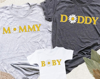 Camisa floral a juego para toda la familia, camiseta personalizada para mamá, papá y bebé Daisy, atuendo para mamá y papá primerizos, camiseta para el Día de la Madre, camiseta para el Día del Padre, camiseta para fiestas familiares