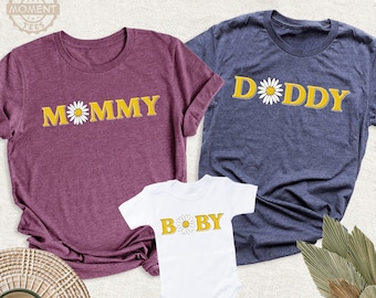 Camiseta familiar a juego con margaritas, camiseta personalizada para mamá, papá y bebé, atuendo para mamá y papá primerizos, camiseta para el Día de la Madre, camiseta para el Día del Padre, camiseta para fiesta familiar de cumpleaños
