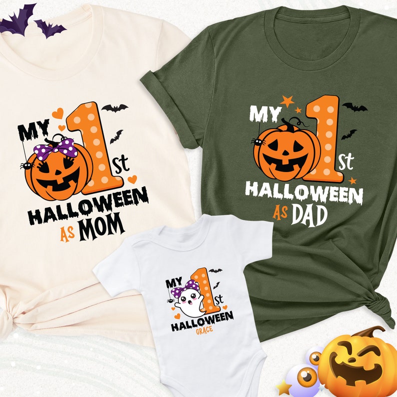 K&ouml;nnte beinhalten: Drei Halloween-Shirts. Ein cremefarbenes T-Shirt mit "My 1st Halloween as Mom" und einer K&uuml;rbisgrafik. Ein gr&uuml;nes T-Shirt mit "My 1st Halloween as Dad" und einer K&uuml;rbisgrafik. Ein wei&szlig;er Body mit "My 1st Halloween Grace".