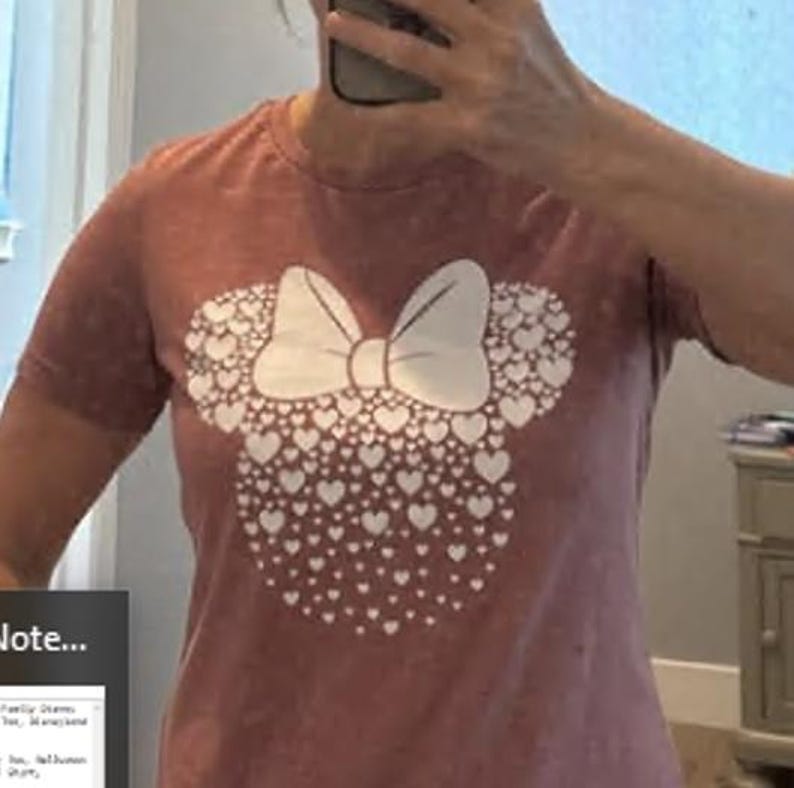 Puede incluir: Una camiseta rosa polvorienta con un dise&ntilde;o de Minnie Mouse blanco hecho de corazones. El dise&ntilde;o incluye un lazo grande y elementos en forma de coraz&oacute;n que forman la cabeza y las orejas del personaje. La camiseta tiene mangas cortas y cuello redondo.