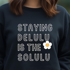Delulu Sweatshirt Geschenk für sie, Tik Tok Teenager-Mädchen Geschenk, lustige manifestierende Popkultur, K-Pop Sweatshirt, bleiben Delulu ist das solulu