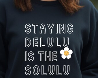 Regalo de sudadera Delulu para ella, regalo de Tik Tok para adolescentes, divertida manifestación de la cultura pop, sudadera K-Pop, quedarse en Delulu es la solución