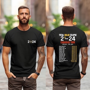 Peut inclure: T-shirt noir avec l'inscription "2024" et un petit graphisme sur le devant. Le dos affiche "TOTAL SOLAR ECLIPSE 2024 CANADIAN TOUR" avec une liste de lieux et d'horaires. Un t-shirt décontracté pour les passionnés d'éclipses.