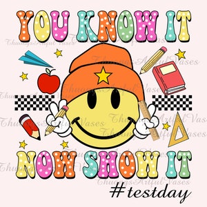 Peut inclure: Graphique coloré avec le texte "YOU KNOW IT NOW SHOW IT #testday". Le design présente un smiley portant un chapeau orange, tenant des crayons et une règle, avec des éléments scolaires comme une pomme et un livre.