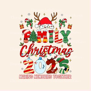 以下が含まれることがあります： カラフルで気まぐれなフォントで「FAMILY CHRISTMAS 2023」という言葉が入ったお祝いのクリスマスデザイン。デザインには、サンタの帽子、トナカイの角、靴下、クリスマスツリー、そして「MAKING MEMORIES TOGETHER」というフレーズが含まれています。