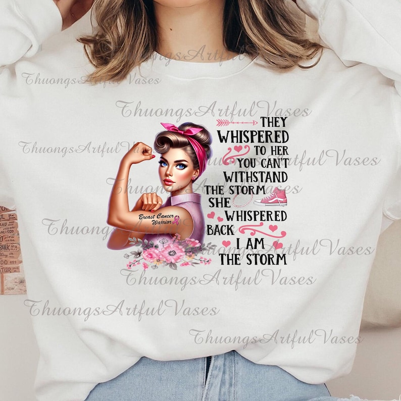Puede incluir: Un dise&ntilde;o gr&aacute;fico rosa y blanco con una mujer con un brazo fuerte y un tatuaje de cinta rosa que dice "Breast Cancer Warrior". El texto dice "Le susurraron que no pod&iacute;a resistir la tormenta. Ella susurr&oacute; de vuelta Yo soy la tormenta."