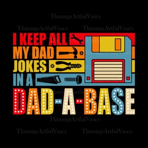 Könnte beinhalten: Grafikdesign auf schwarzem Hintergrund mit dem Text "I KEEP ALL MY DAD JOKES IN A DAD-A-BASE". Das Design zeigt Werkzeuge und eine Diskette, der Text ist farbig.