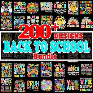 Könnte beinhalten: Eine Collage aus bunten Grafikdesigns mit dem Text "Zurück zur Schule" und verschiedenen schulbezogenen Themen, darunter "Game Over", "Erster Schultag", "Kindergarten", "Vorschule" und "Klasse" mit Zahlen von 1 bis 6. Die Designs sind in verschiedenen Stilen gehalten, darunter Cartoon, Kritzel und Typografie. Der Text "200+ Designs Zurück zur Schule Bundle" ist in großen, fetten Buchstaben dargestellt.