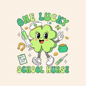 Op de afbeelding: Een cartoon illustratie van een groene klaver met een verpleegstershoed en een spuit. De tekst luidt "ONE LUCKY SCHOOL NURSE" in groene letters. Andere elementen zijn een hoefijzer, een pot met goud en een thermometer.