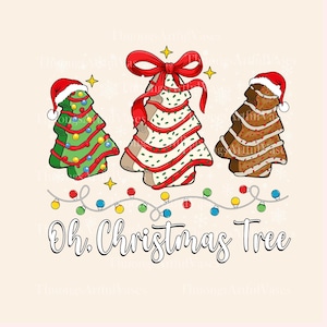 Könnte beinhalten: Ein festliches Design mit drei geschmückten Weihnachtsbäumen, jeder mit einer Weihnachtsmütze. Die Bäume sind mit roten und grünen Akzenten verziert, sowie einer Lichterkette. Der Text "Oh, Christmas Tree" ist darunter geschrieben.