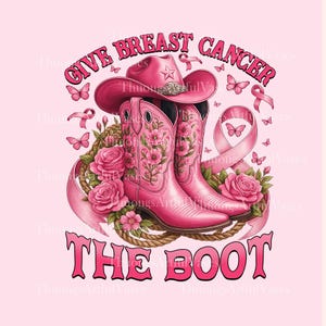 Op de afbeelding: Roze cowboylaarzen en een hoed met de tekst "GIVE BREAST CANCER THE BOOT". De laarzen zijn versierd met bloemmotieven en rozen. Roze linten en vlinders omringen de laarzen en hoed, alles op een roze achtergrond.