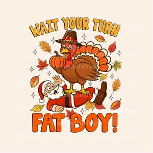 Op de afbeelding: Thanksgiving-thema grafiek met een cartoon kalkoen met een pelgrimshoed, een pompoen vasthoudend en op de kerstman staand. De tekst luidt "Wait Your Turn Fat Boy!" met herfstbladeren en sterren.
