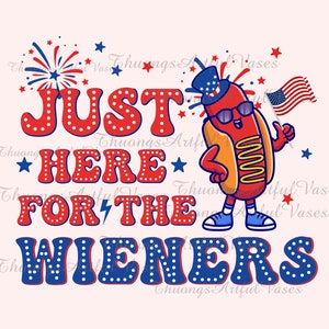 Op de afbeelding: Een cartoon hotdog karakter met een zonnebril en een patriottische hoed, die een Amerikaanse vlag vasthoudt. De tekst "JUST HERE FOR THE WIENERS" staat in rood en blauw, met ster- en vuurwerkaccenten, perfect voor een feest.