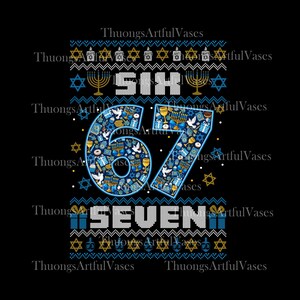 Puede incluir: Fondo negro con un diseño azul y blanco que presenta las palabras "SIXTY SEVEN" en una fuente festiva. Los números 6 y 7 están llenos de símbolos judíos. El diseño incluye menorás, estrellas de David y velas.