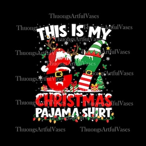 Peut inclure: T-shirt de pyjama de Noël noir avec le texte "THIS IS MY CHRISTMAS PAJAMA SHIRT". Le motif représente un Père Noël et un elfe, avec des guirlandes lumineuses et des boîtes cadeaux.