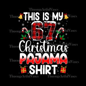Könnte beinhalten: Schwarzes Grafik-T-Shirt mit dem Text "THIS IS MY 67th Christmas PAJAMA SHIRT" in Weiß und Rot. Die Zahl 67 ist in einem rot-schwarzen Karomuster gehalten. Das Design umfasst Schneeflocken, Zuckerstangen, Glocken und Geschenkboxen.