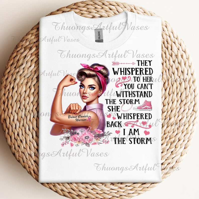Puede incluir: Una camiseta gr&aacute;fica rosa y blanca con una ilustraci&oacute;n de una mujer. La mujer lleva un vestido rosa y una diadema roja. El texto en la camiseta dice "They whispered to her you can't withstand the storm she whispered back I am the storm".