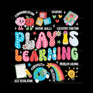 Könnte beinhalten: Ein farbenfrohes Grafikdesign auf schwarzem Hintergrund mit der Aufschrift „PLAY IS LEARNING“. Das Design umfasst Cartoon-Illustrationen eines Gehirns, eines Apfels, ABC-Blöcken, eines Buches, eines Bleistifts, eines Globus, eines Regenbogens und einer Glühbirne.