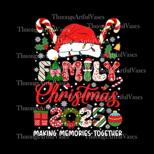 Puede incluir: Un diseño navideño festivo sobre un fondo negro. El diseño presenta las palabras "Family Christmas 2023" en rojo y varios elementos decorativos como un gorro de Papá Noel, bastones de caramelo y un árbol de Navidad. También se incluye la frase "Making Memories Together".