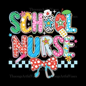Könnte beinhalten: Buntes Grafikdesign mit den Worten "SCHOOL NURSE" in großen, gemusterten Buchstaben. Das Design umfasst einen Krankenschwesterhut, einen Apfel, Pillen, eine Fliege mit Stethoskop und andere dekorative Elemente auf schwarzem Hintergrund.