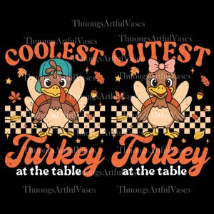 Coolaste kalkonen vid bordet png, Thanksgiving barntröja, höst Thanksgiving png, sötaste kalkon png, kalkon i hatt, småbarnspojke flicka barntröja
