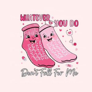 Puede incluir: Gráfico rosa con dos calcetines sonrientes, uno con gorro de enfermera. El texto dice "WHATEVER YOU DO" arriba y "Don't Fall For Me" abajo. Corazones e iconos médicos completan el diseño.