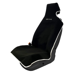 Puede incluir: Funda para asiento de coche negro con ribete blanco y la palabra "DRYVA" bordada en el reposacabezas.