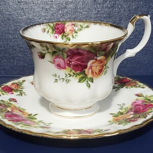 Vintage Royal Albert &quot;Old Country Roses&quot; 1962 Cup & Saucer England Bone China READ