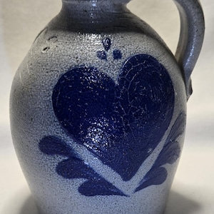 Brocca in gres smaltato al sale da 14 cm (5,5 pollici) di Rowe Pottery Works, con decorazione a cuore blu.