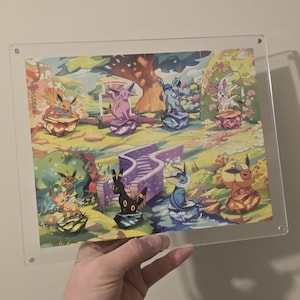 Klare Acryl Vitrine für Prismatic Evolutions Mini Tin Art Karten - Magnetisch, 8-Karten Szenen-Halter