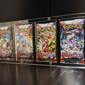 Booster Pack Vitrine, Display 1 - 4 Booster Packs (Ideal für Pokemon und Yugioh Booster Packs)